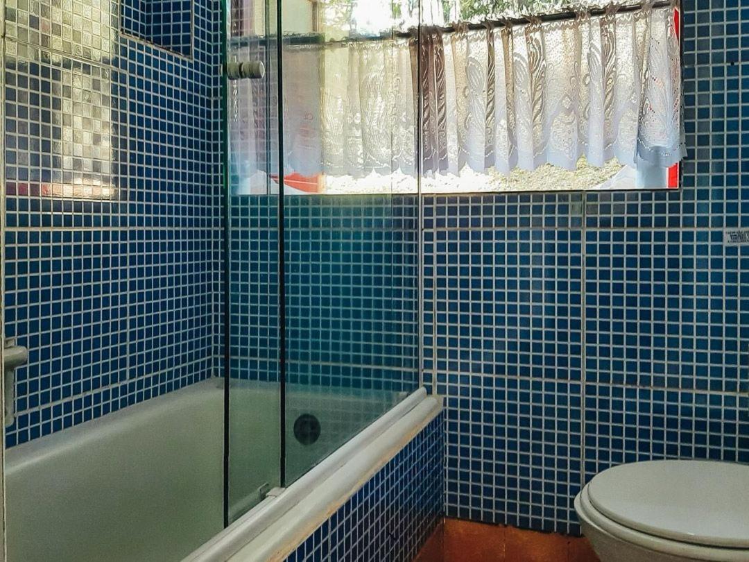 Chale Com Aquecedor Perto Da Ducha De Prata